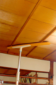 ベストポジションバーの使用場面　和室の竿天井にも取り付け可能です。